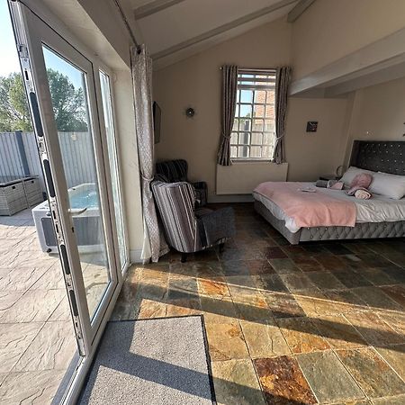 Dwylig Isa Holiday Cottages Rhuddlan Room photo